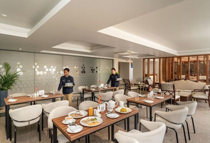 Foxtrail, Sector 42   Am Hotel Kollection