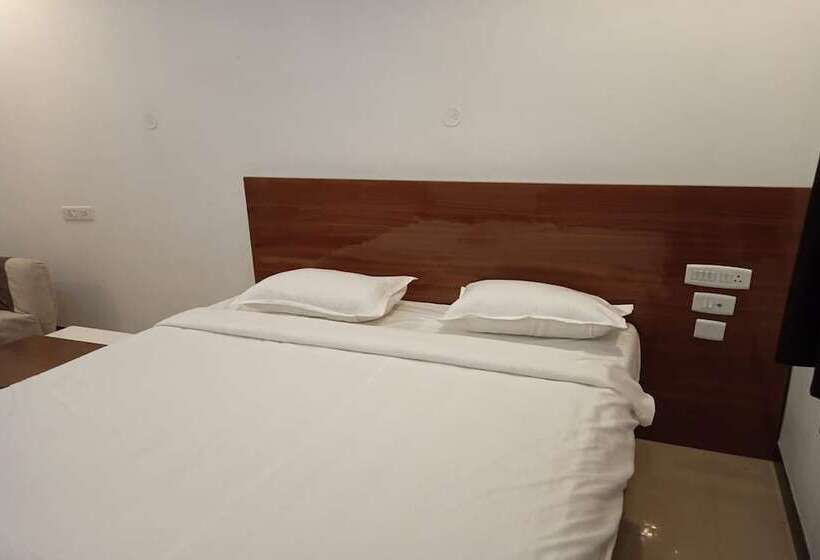 فندق Aaditya Greens Near Nelaguli Panchyat Office