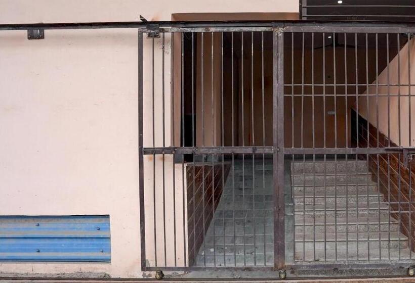 ホテル Oyo Shitala