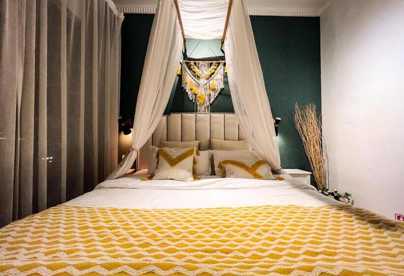 Little White House Homestay   Tianmen Mountain Scenic Area