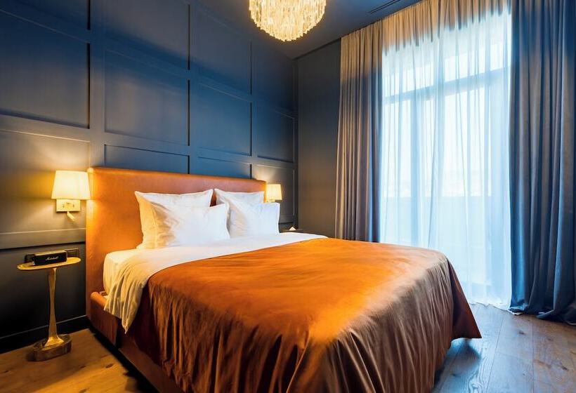 Zorba&bond Hotel On The 8th