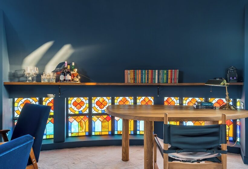 Zorba&bond Hotel On The 8th