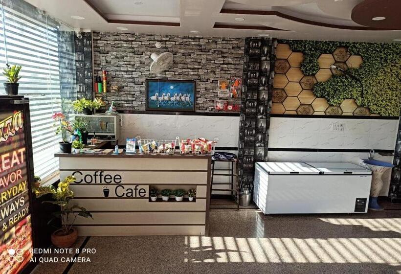 فندق Oyo Shree Ganpati Cafe & Restaurant