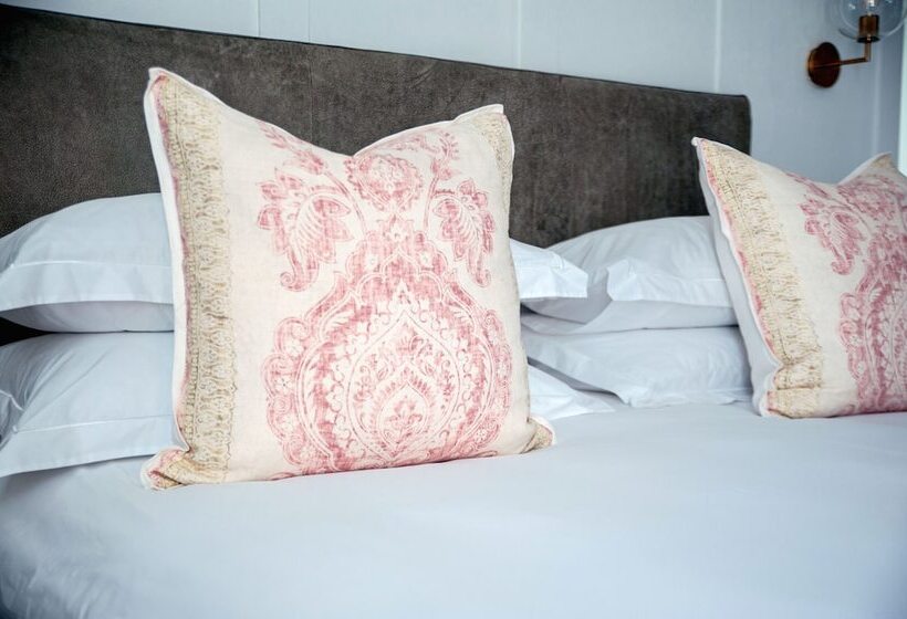 The Grand Hotel Robertson