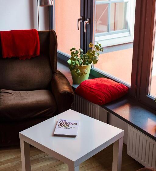 هاستل Cukrarna Guest Accommodation