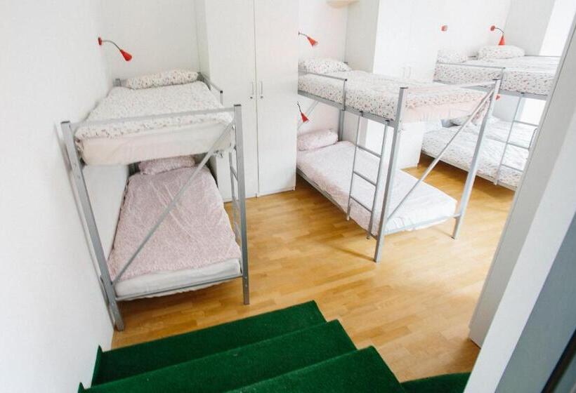 هاستل Cukrarna Guest Accommodation