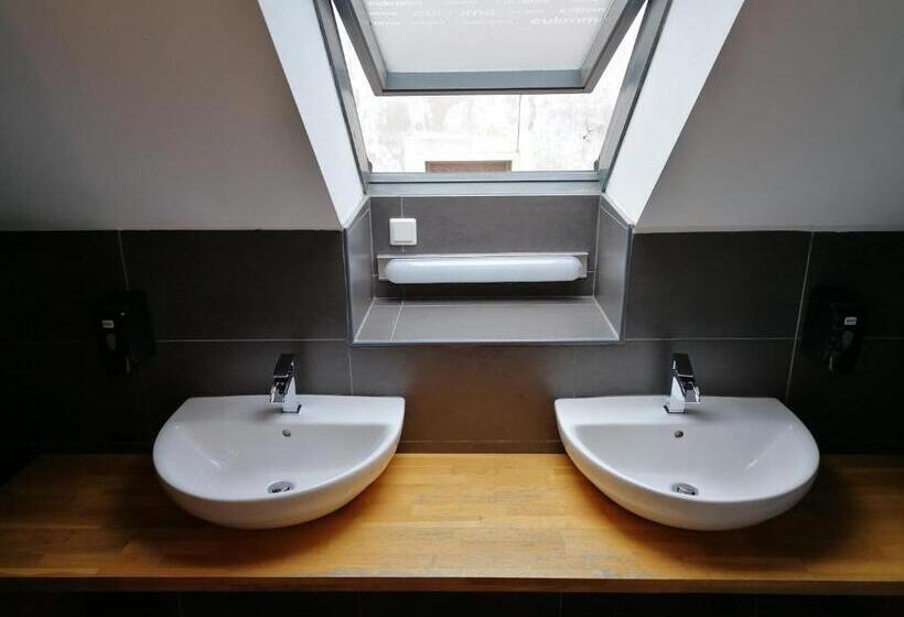 هاستل Cukrarna Guest Accommodation