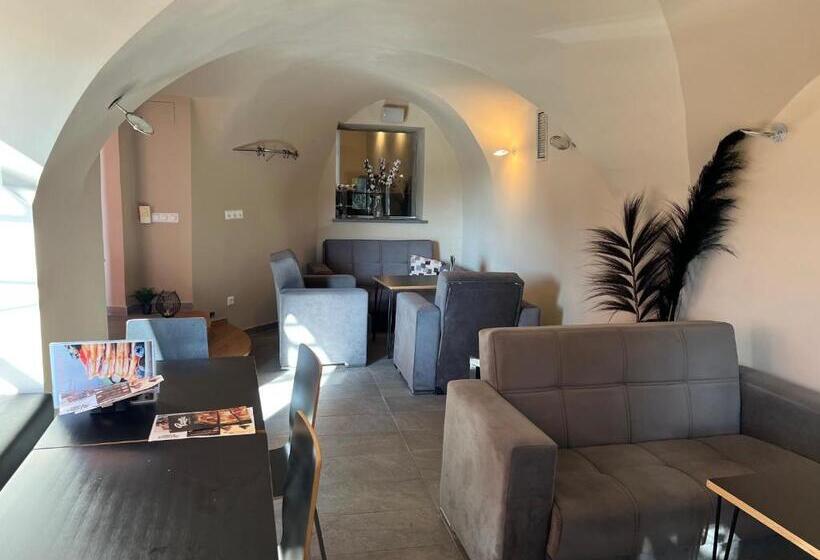 هاستل Cukrarna Guest Accommodation