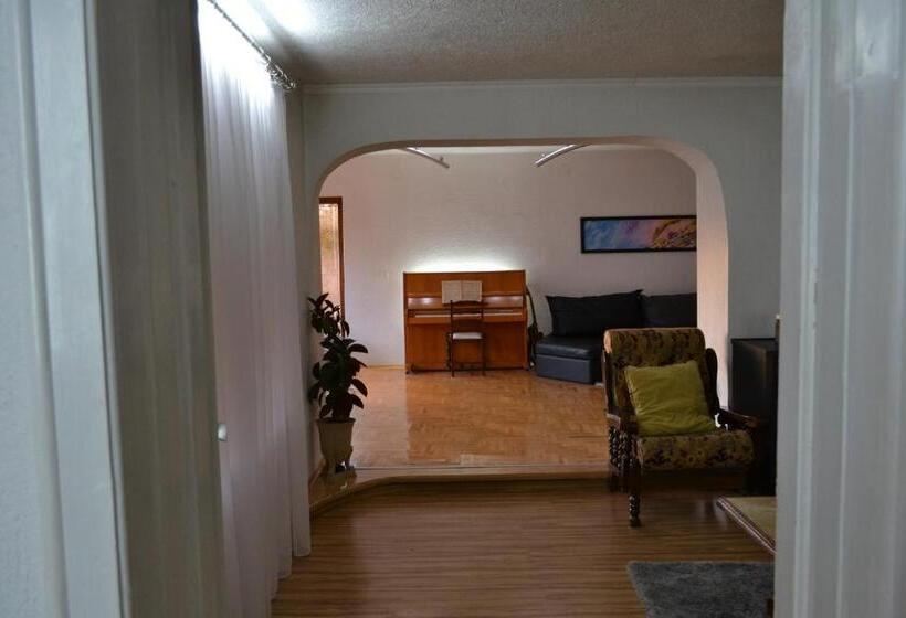 تختخواب و صبحانه Honey Home By Kostoski Inn