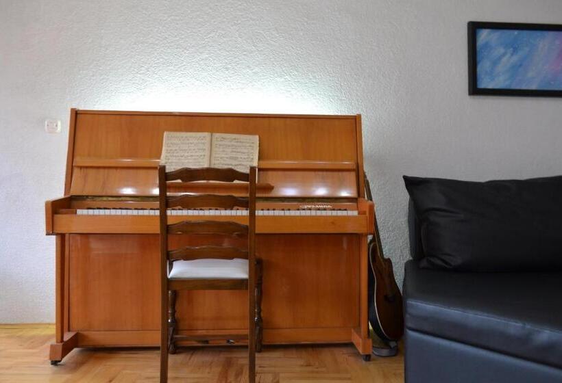 تختخواب و صبحانه Honey Home By Kostoski Inn