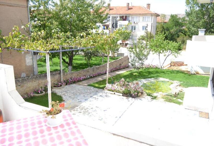 تختخواب و صبحانه Honey Home By Kostoski Inn