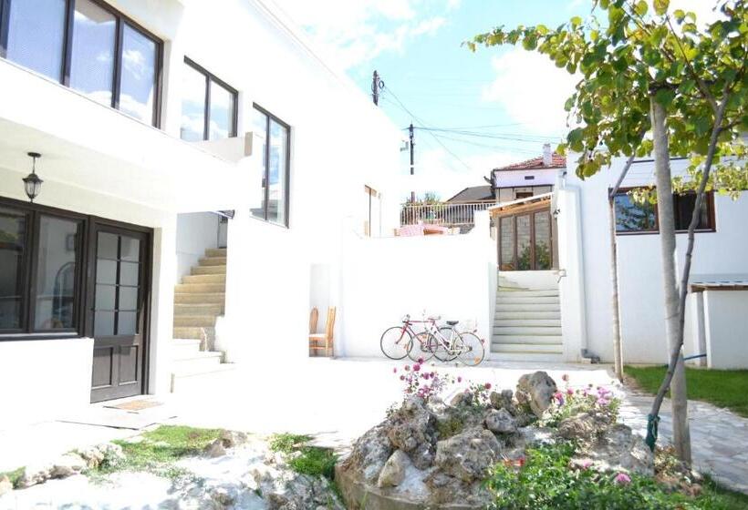 تختخواب و صبحانه Honey Home By Kostoski Inn