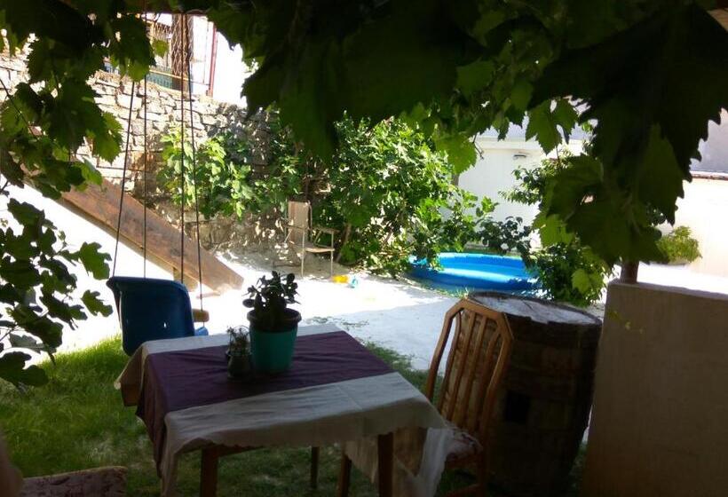 تختخواب و صبحانه Honey Home By Kostoski Inn