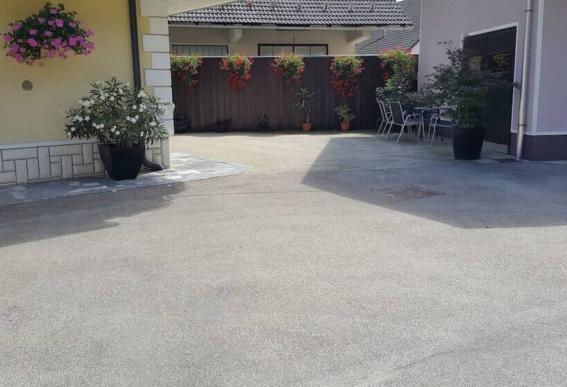 تختخواب و صبحانه Rooms & Apartments Kepic, Airport Accomodation