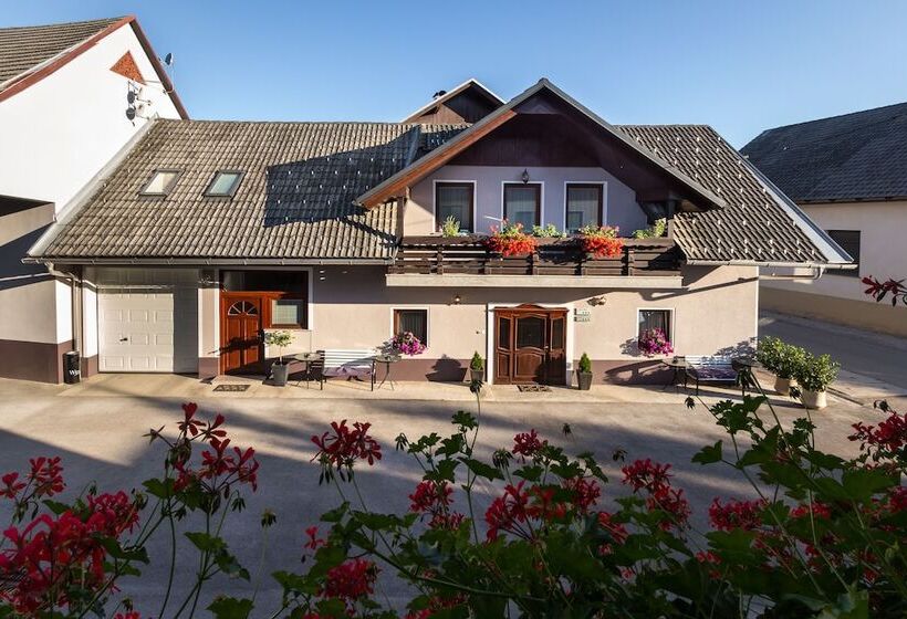 تختخواب و صبحانه Rooms & Apartments Kepic, Airport Accomodation