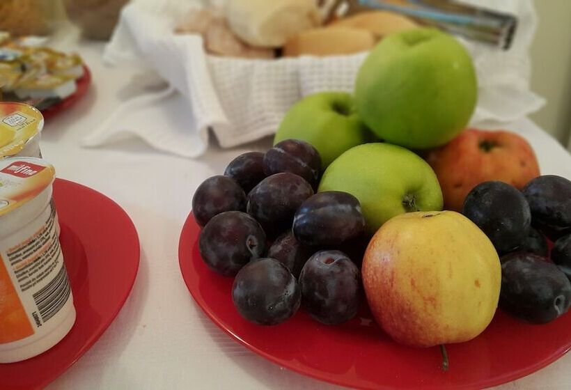 تختخواب و صبحانه Rooms & Apartments Kepic, Airport Accomodation