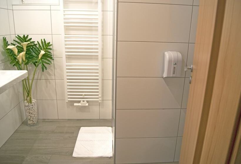 تختخواب و صبحانه Rooms & Apartments Kepic, Airport Accomodation