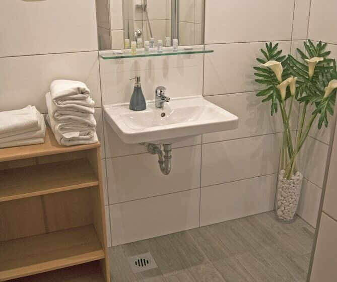 تختخواب و صبحانه Rooms & Apartments Kepic, Airport Accomodation