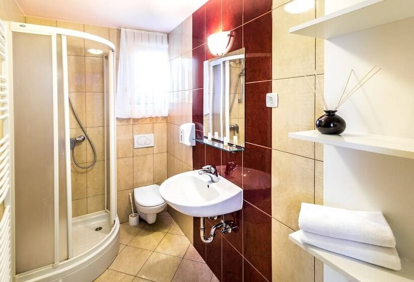 تختخواب و صبحانه Rooms & Apartments Kepic, Airport Accomodation