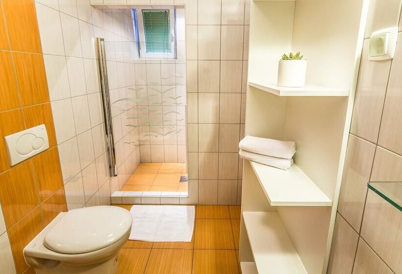 تختخواب و صبحانه Rooms & Apartments Kepic, Airport Accomodation