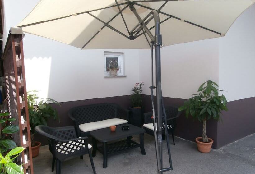 تختخواب و صبحانه Rooms & Apartments Kepic, Airport Accomodation