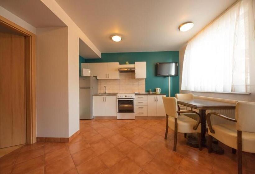 تختخواب و صبحانه Rooms & Apartments Kepic, Airport Accomodation