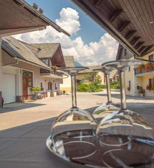 تختخواب و صبحانه Rooms & Apartments Kepic, Airport Accomodation