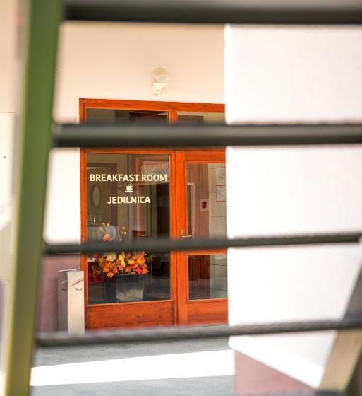 تختخواب و صبحانه Rooms & Apartments Kepic, Airport Accomodation