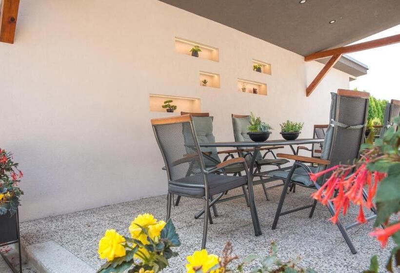 تختخواب و صبحانه Rooms & Apartments Kepic, Airport Accomodation