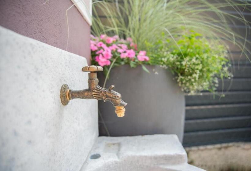 تختخواب و صبحانه Rooms & Apartments Kepic, Airport Accomodation