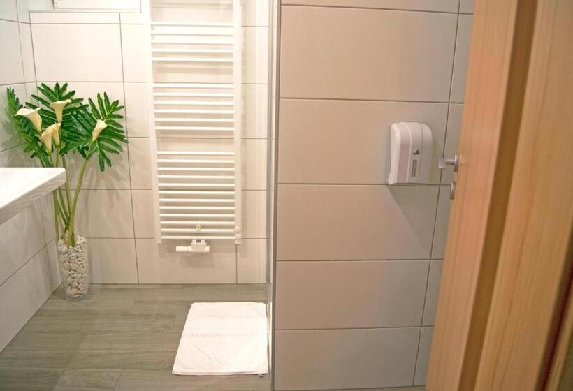 تختخواب و صبحانه Rooms & Apartments Kepic, Airport Accomodation