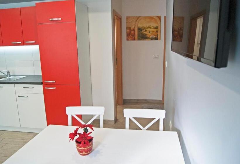 تختخواب و صبحانه Rooms & Apartments Kepic, Airport Accomodation