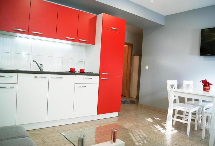 تختخواب و صبحانه Rooms & Apartments Kepic, Airport Accomodation