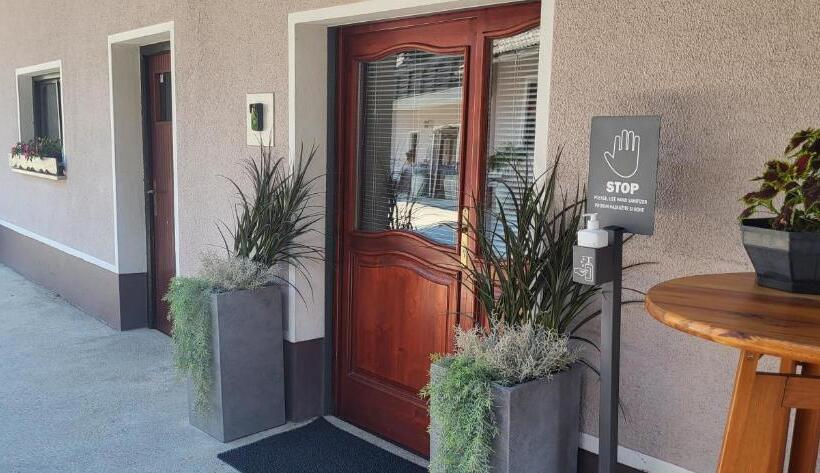 تختخواب و صبحانه Rooms & Apartments Kepic, Airport Accomodation