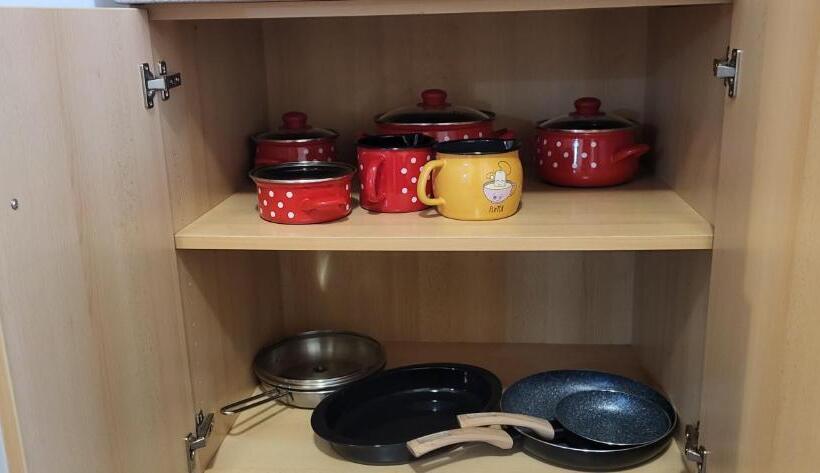 تختخواب و صبحانه Rooms & Apartments Kepic, Airport Accomodation