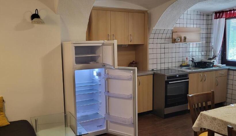 تختخواب و صبحانه Rooms & Apartments Kepic, Airport Accomodation