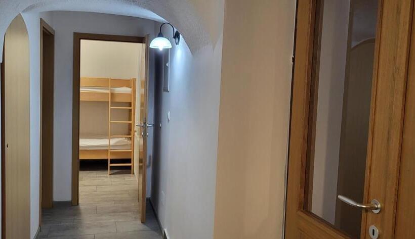 تختخواب و صبحانه Rooms & Apartments Kepic, Airport Accomodation