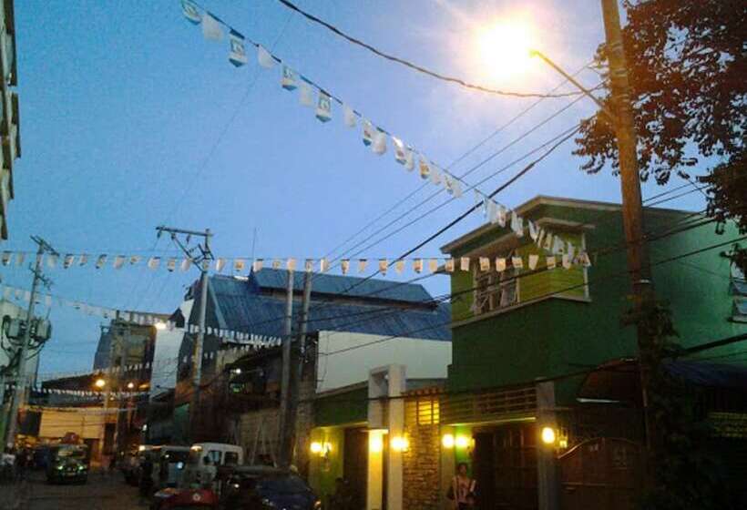 Crossroads Hostel Manila