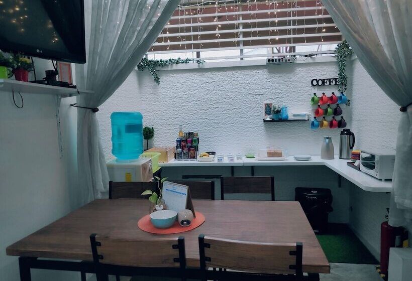 Crossroads Hostel Manila