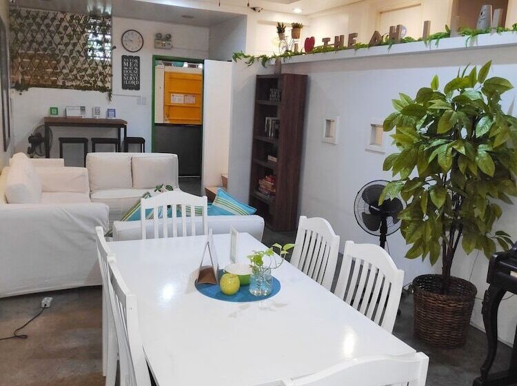 Crossroads Hostel Manila