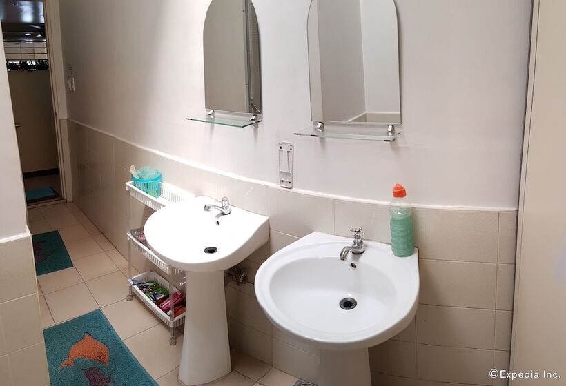 Crossroads Hostel Manila