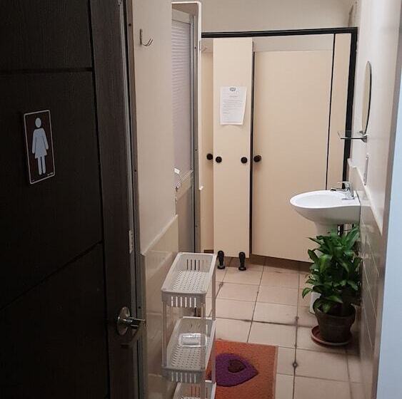 Crossroads Hostel Manila