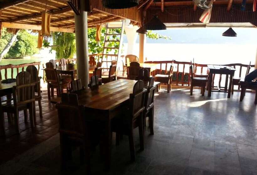 Dolphinbay Beachfront & Dive Resort