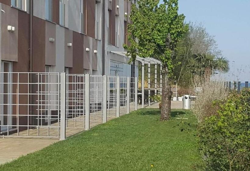 هتل Lavender Oleander Resort