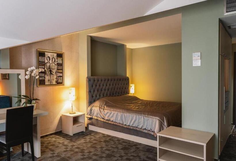 هتل Romantique Veles