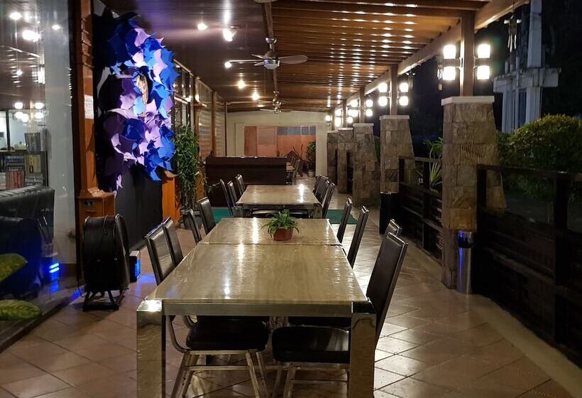 בית מלון כפרי The Premiere Business