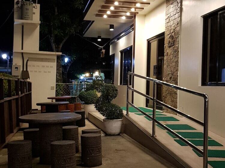 בית מלון כפרי The Premiere Business