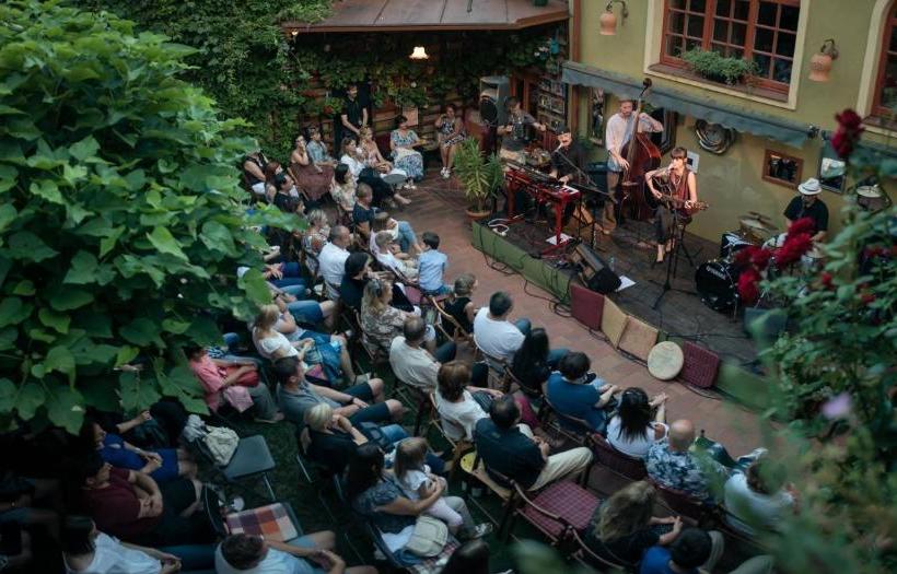 تختخواب و صبحانه Muzikafe Home Of Culture