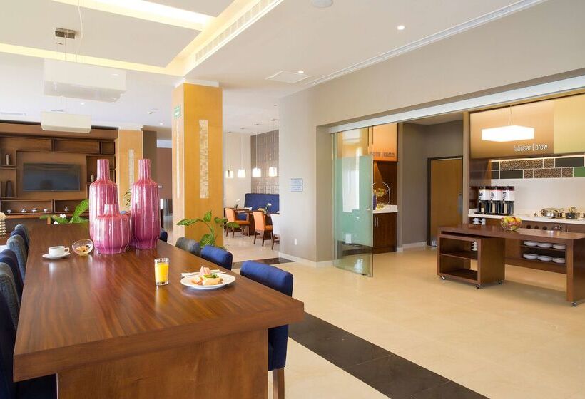 ホテル Hampton Inn & Suites by Hilton Paraiso