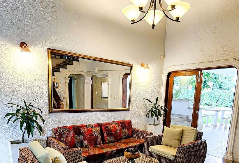 Отель Luxury Villa In Provenza